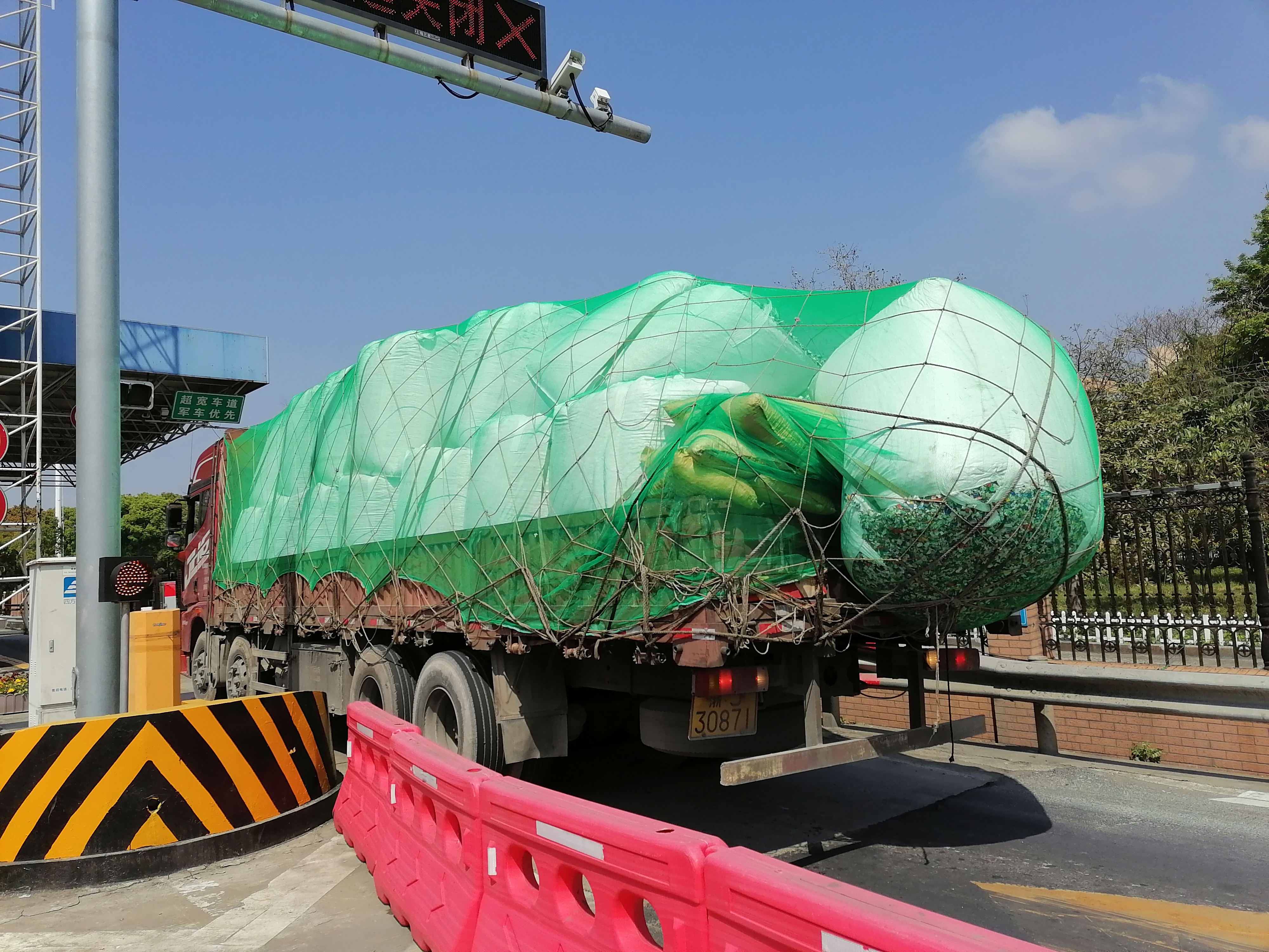 1680805518994398.jpg 20230402 圖為超限違規(guī)車(chē)輛 張洪亮攝(2).jpg